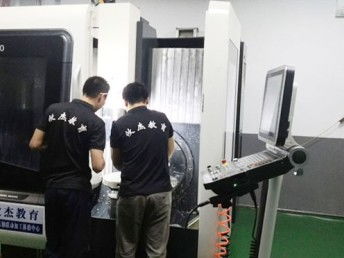 探索工業(yè)未來(lái) 嘉定數(shù)控機(jī)床工廠式培訓(xùn)——上海職業(yè)培訓(xùn)新風(fēng)向